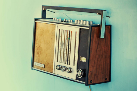 复古收音机播放器与按钮和天线在白色墙壁背景