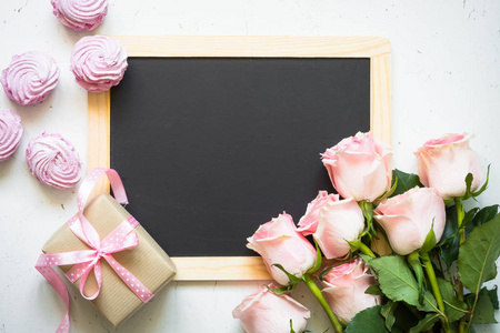 粉红色的玫瑰礼物和黑板