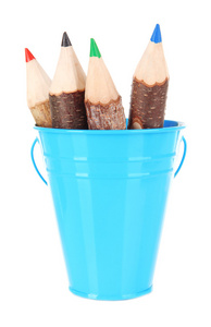颜色桶与彩色铅笔，孤立在白色