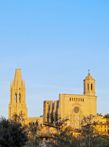 巴塞罗那市立音乐学院的两座塔楼之一, 上面有