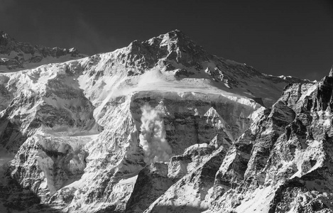 雪崩在喜马拉雅山自然风景