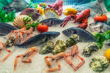 市场上的新鲜海鲜食品图片