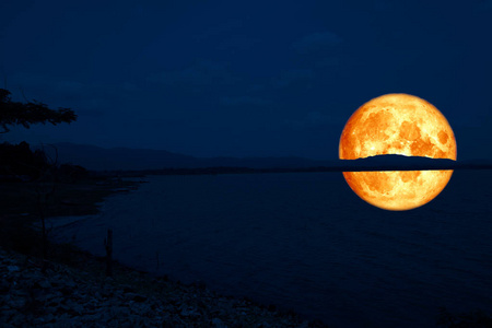 全血月亮回到山上, 倒影在湖面上, 这幅影像的元素由 Nasa 提供。