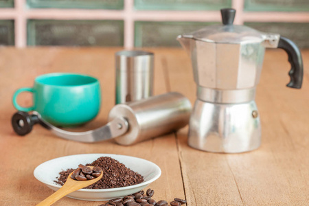 咖啡壶工具和木桌上的莫卡锅