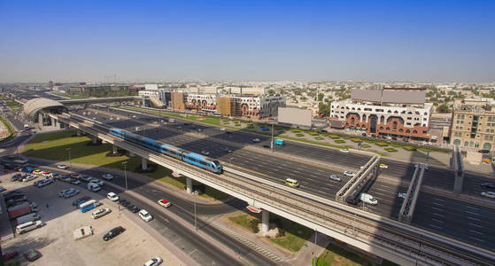 迪拜城市街道或充满汽车和地铁的道路。阿拉伯联合酋长国