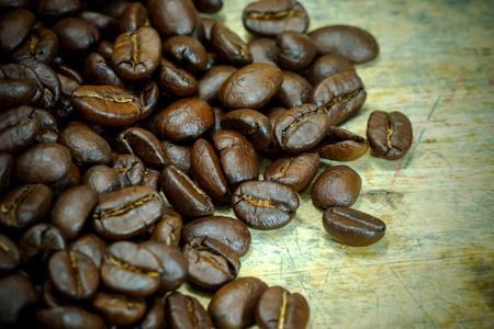 咖啡豆木制背景上