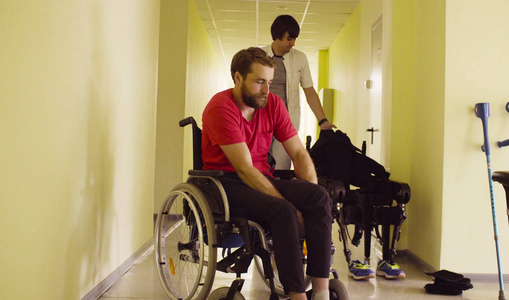 残疾人在康复诊所坐轮椅