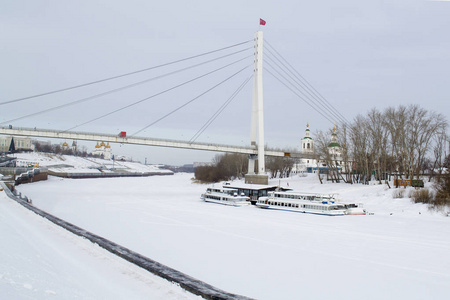 秋明州城市的路堤在冬天的时候。俄罗斯