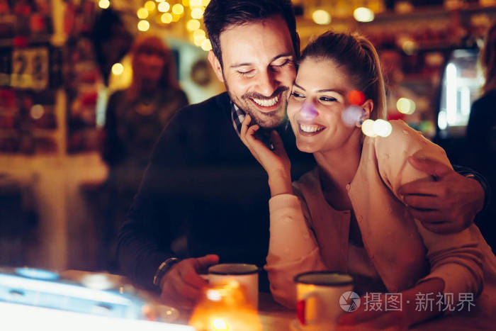 浪漫的年轻情侣晚上在酒吧约会