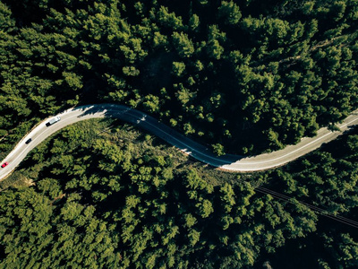 希腊绿色森林山区曲线路鸟瞰图
