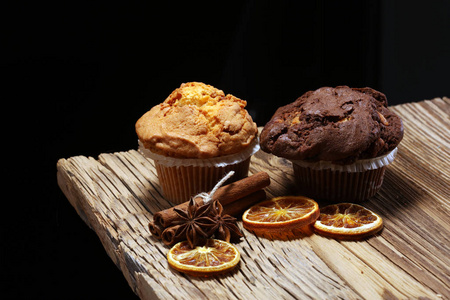 巧克力松饼和坚果松饼, 在木质背景自制面包店