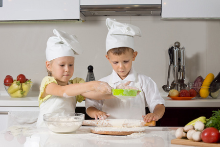 小男孩和女孩一起在厨房里烤