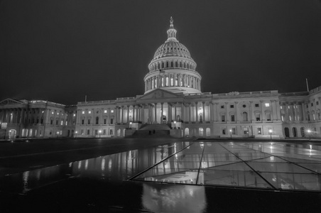 国会大厦在夜黑与白