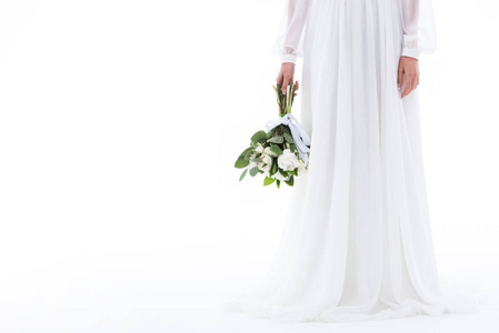 裁剪的新娘在优雅的礼服与婚礼花束, 孤立的白色