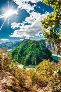 黑山北部 Piva 河和湖泊峡谷景观