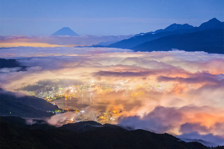 山顶上的富士山和海雾在诹湖的夜晚。从 Takabochi 高地, Takabochi 山, 长野