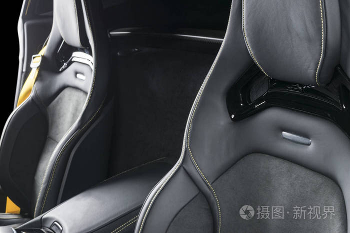现代豪华跑车内.内部的威望汽车.真皮座椅与黄色缝合.
