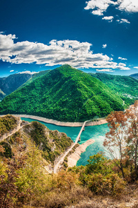 黑山北部 Piva 河和湖泊峡谷景观