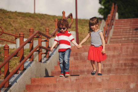 楼梯上的小男孩和女孩