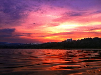 美丽红色日落在湖