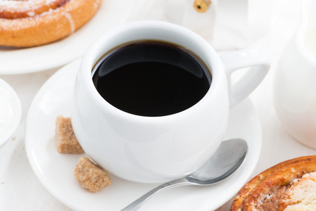 杯黑咖啡和甜甜包子吃早饭，特写