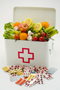 健康的食物。急救盒子装满了水果和蔬菜