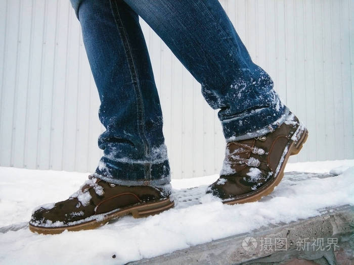 冬天的鞋子在雪地里.走在雪地上.冰上滑倒的危险