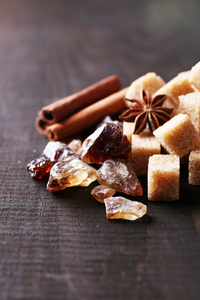 红糖多维数据集和芦苇糖 香料木制背景