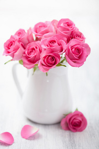 美丽的粉红玫瑰花束插在花瓶里