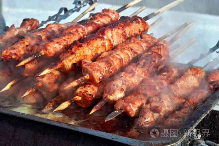 腌肉羊肉串在炉上准备烤牛肉串在蒸汽和烟雾肉串的特写在木炭