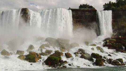 尼亚加拉大瀑布马蹄。安大略省.加拿大。美国.美丽的瀑布在蓝天白云背景下