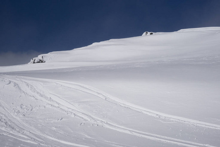 雪覆盖的山的滑雪轨道, 惠斯勒, 不列颠哥伦比亚省, 加拿大