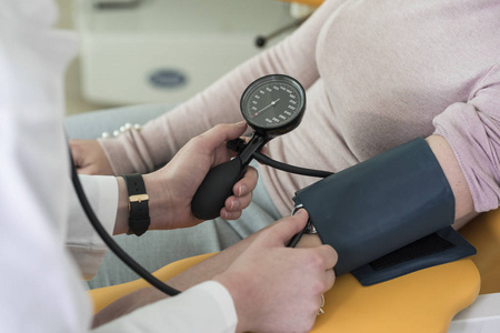 面目全非女医生的手在医院测量病人的血压