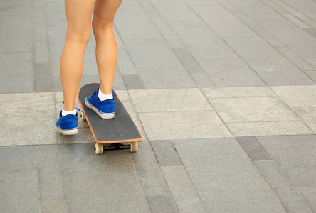 滑板女性腿部