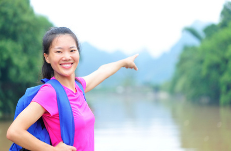 女游客在阳朔