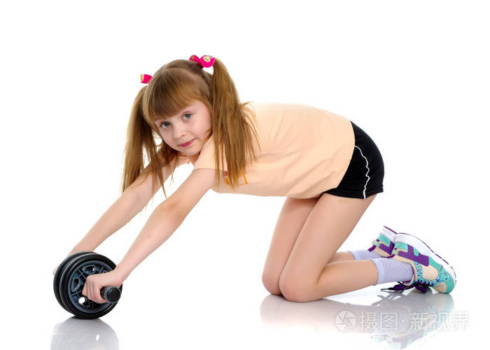 一个小女孩做体操锻炼