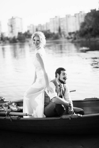 年轻新婚夫妇在小船摆姿势