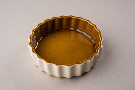 空黄色陶瓷服务碗, 被隔绝在白色或灰色背景下