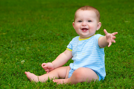 夏天的开心宝贝男孩婴儿在户外在公园的肖像