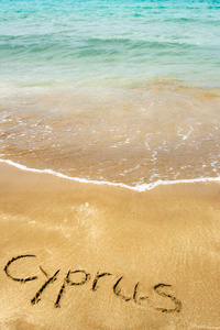 塞浦路斯写在沙滩上的沙子与背景下的大海