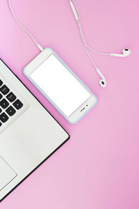 一个带白色屏幕的电话, 一台笔记本电脑和一个粉红色背景的耳机和一个文本的地方。平躺小工具布局