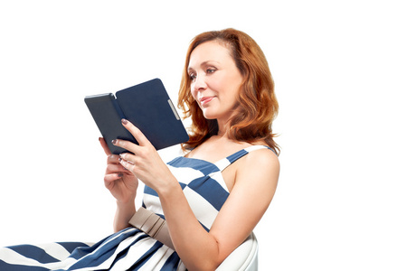 女商人使用一本电子书