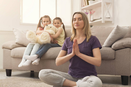 年轻女子在家里锻炼瑜伽