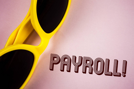 显示工资激励呼叫的文本符号。概念照片公司付给雇员的工资总额, 上面写着纯粉色背景墨镜。