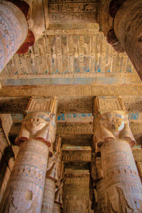 美丽的丹德拉寺庙的内部或哈托尔寺。在古埃及寺庙的天花板上五颜六色的黄道带。埃及, 丹德拉, 靠近肯市