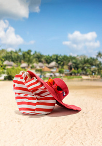 草帽，袋 太阳镜和热带的海滩上拖鞋