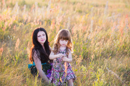 母亲和女儿在草地上
