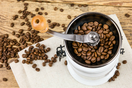 老式的咖啡研磨机磨咖啡豆