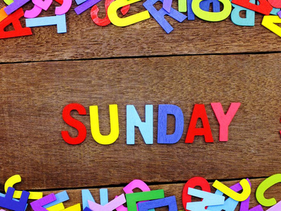 彩色木质字母星期日拼木背景