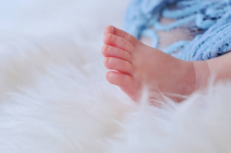 初生婴儿的脚的特写